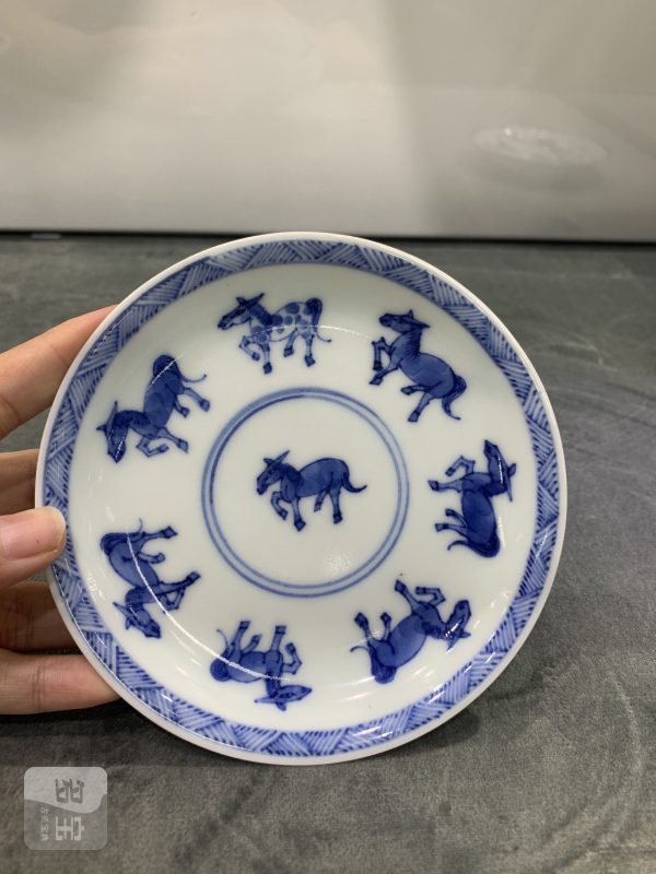 清康熙青花八骏图小盘 - 图2